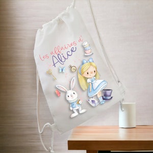 Anpassbare Kindersporttasche Alice im Wunderland