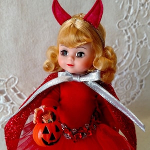 Mały Diabełek, Madame Alexander, 8-calowa lalka vintage, twarz Maggie, torba na cukierki na Halloween, pudełko, zawieszka na nadgarstek