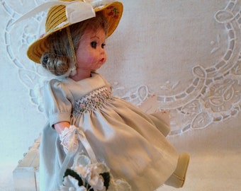 Mejor amiga (azul), Madame Alexander, muñeca vintage de 20 cm, vestido de seda, sombrero, accesorio de encaje con retícula, caja, etiqueta de muñeca, documentación