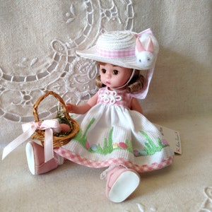 Paaseierenjacht, Madame Alexander, 8" pop, motorkap, paasmandaccessoires, paaskaart, doos, polslabel, papierwerk