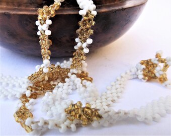 Collar largo Art Déco de la década de 1920 con cuentas de semillas, oro y blanco. Joyería antigua.
