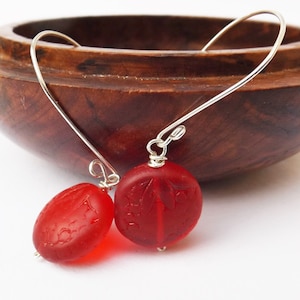 Jaren 1950 Vintage hergebruikte aardbeienglazen oorbellen, drop bengelende rode glazen oorbellen, vintage glazen drop oorbellen, voor een cadeau, voor een verjaardag