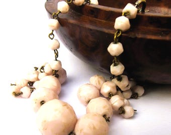Collana in vetro rosa opaco degli anni '30, gioiello antico Art Déco