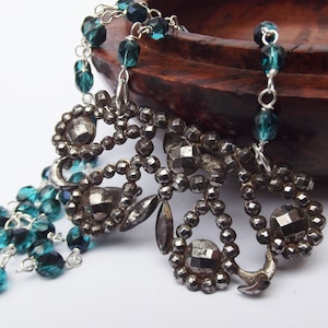 Art-deco ketting met stalen gesp uit de jaren 1920: groenblauw glas en bakeliet