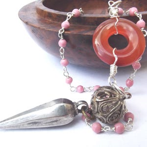 Art-deco carneoolhangerketting uit de jaren 1920: hergebruikt metaal en roze glas