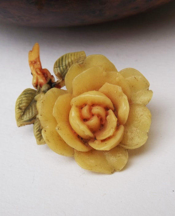 Broche Ancienne Art Déco En Celluloïd écaillé Sculptée Chimère - Bon état D'usage, Sans Marque