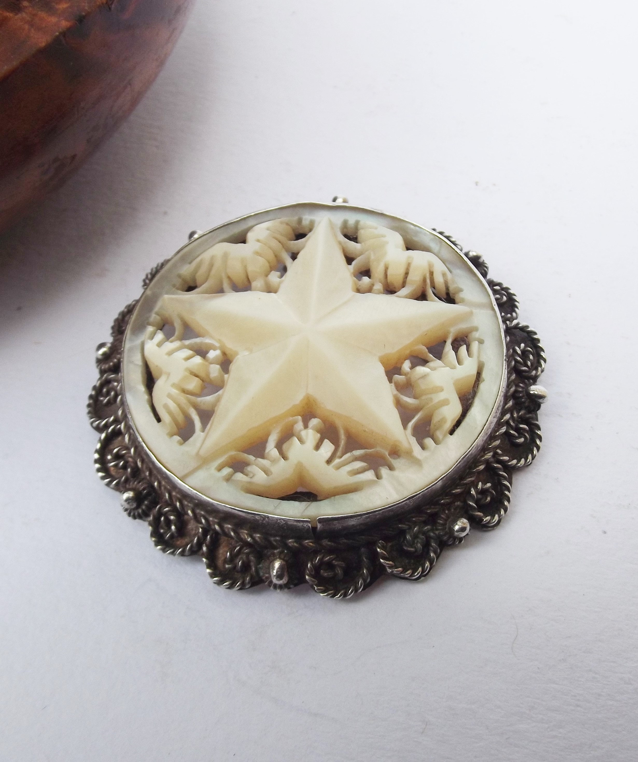 Ancienne Broche En Nacre Sculptée Motif Lune Et étoile - Occasion