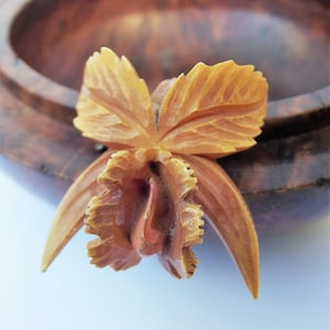 Jaren 1920 oranje celluloid orchideebloembroche, celluloid orchideebloem, orchideebloemspeldbroche, voor een verzamelaar, voor een cadeau, voor haar