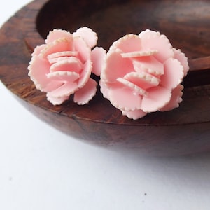1940s pink plastic clip flower earrings, pink plastic clip on earrings, 1940s pink flower clip on earrings, for a collector, for a gift