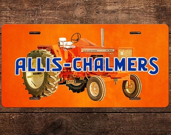 Puede incluir: Tractor naranja y rojo con el texto "Allis-Chalmers" sobre un fondo naranja brillante. El tractor tiene una rueda delantera grande y una rueda trasera más pequeña.