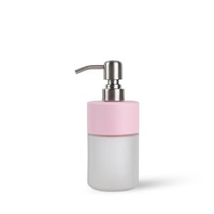 Op de afbeelding: Een moderne zeepdispenser met een basis van matglas en een lichtroze bovenkant. De dispenser heeft een zilveren pomp en tuit. Het ontwerp is minimalistisch en geschikt voor een badkamer of keuken.