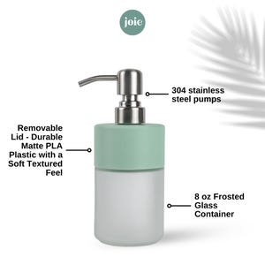 Op de afbeelding: Een zeepdispenser van matglas met een mintgroen deksel en een roestvrijstalen pomp. De dispenser heeft een afneembaar deksel van duurzaam mat PLA-plastic. De container bevat ongeveer 237 ml vloeistof.
