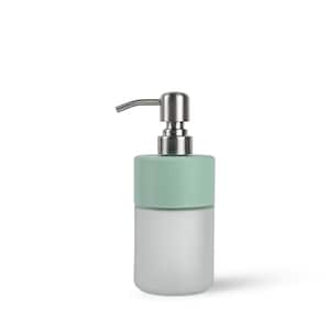 Op de afbeelding: Een zeepdispenser van matglas met een mintgroene bovenkant en een zilveren pomp. De dispenser is cilindrisch en heeft een modern, minimalistisch ontwerp. De pomp heeft een gebogen tuit.
