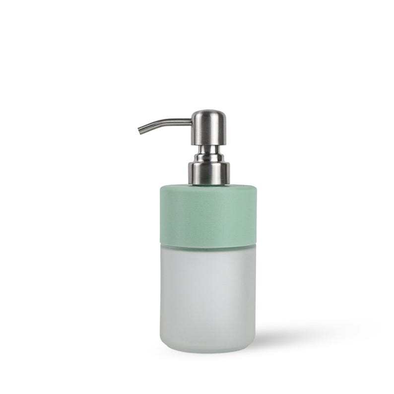 Op de afbeelding: Een zeepdispenser van matglas met een mintgroene bovenkant en een zilveren pomp. De dispenser is cilindrisch en heeft een modern, minimalistisch ontwerp. De pomp heeft een gebogen tuit.