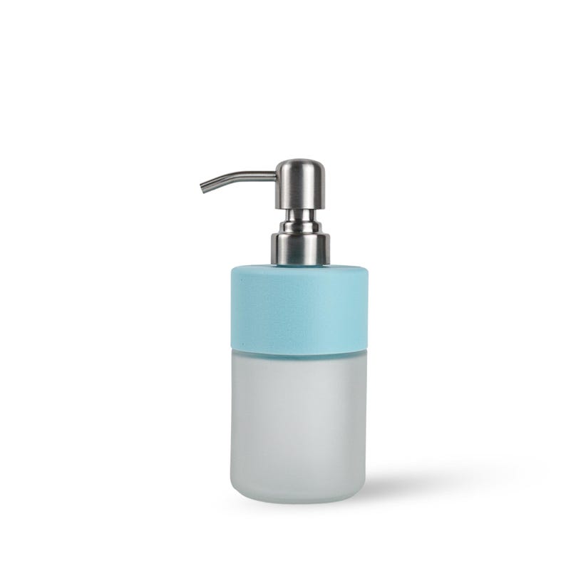 Op de afbeelding: Een zeepdispenser van matglas met een lichtblauwe bovenkant en een zilveren pomp. De dispenser heeft een cilindrische vorm en is ontworpen voor vloeibare zeep. De pomp heeft een gebogen tuit voor gemakkelijk doseren.