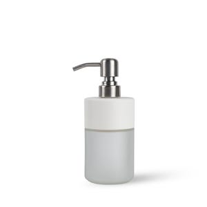 Op de afbeelding: Een moderne zeepdispenser met een witte bovenkant en een basis van matglas. De dispenser heeft een zilveren pomp en tuit. Het ontwerp is minimalistisch en geschikt voor een badkamer of keuken.