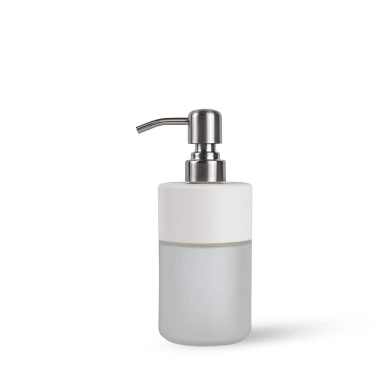 Op de afbeelding: Een moderne zeepdispenser met een witte bovenkant en een basis van matglas. De dispenser heeft een zilveren pomp en tuit. Het ontwerp is minimalistisch en geschikt voor een badkamer of keuken.