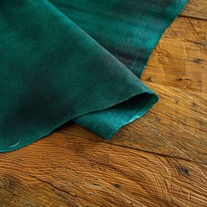 Pieles de cuero encerado, teñido y curtido al cromo con relieve verde - Carteras y bolsos de piel de cocodrilo - Piel de vaca auténtica