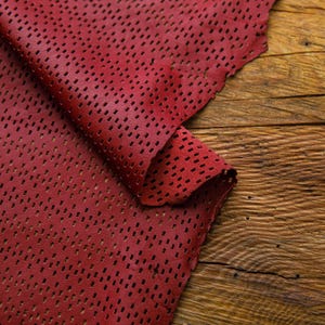 RED NIT パターン パンチング ソフトレザー、マット仕上げ、高級牛革、レザーハイド、スキン、さまざまなサイズ/厚さ | Leather Hub