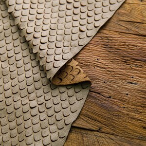 Cuero de vaca curtido con cromo gris - Diseño de pez cortado con láser / Ideal para billeteras, cinturones y bolsos / Manualidades / Leather Hub