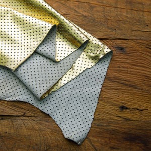 Cuero perforado dorado para manualidades, piel de vaca, suave, cuero vegano dorado con agujeros cuadrados / Leather Hub