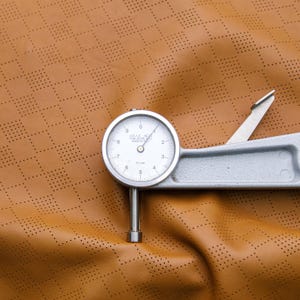 Geperforeerd zacht cognacleer, Zwitserse kaaspatroon, rundleer, leren huiden, huiden, meerdere maten/diktes | Leren naaf