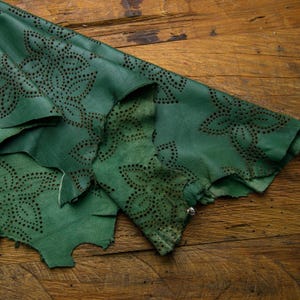 Piel de búfalo cortada a láser con estampado de flores de plumeria verde para billeteras, bolsos, cinturones y carteras / Manualidades / Leather Hub
