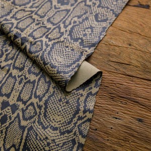 Estampado de serpiente negra sobre piel de vaca marrón para carteras, bolsos y zapatos (8-22 pies cuadrados) / Leather Hub