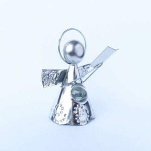 Hermosa figura decorativa de ángel de metal de estaño perforado. Arte popular mexicano