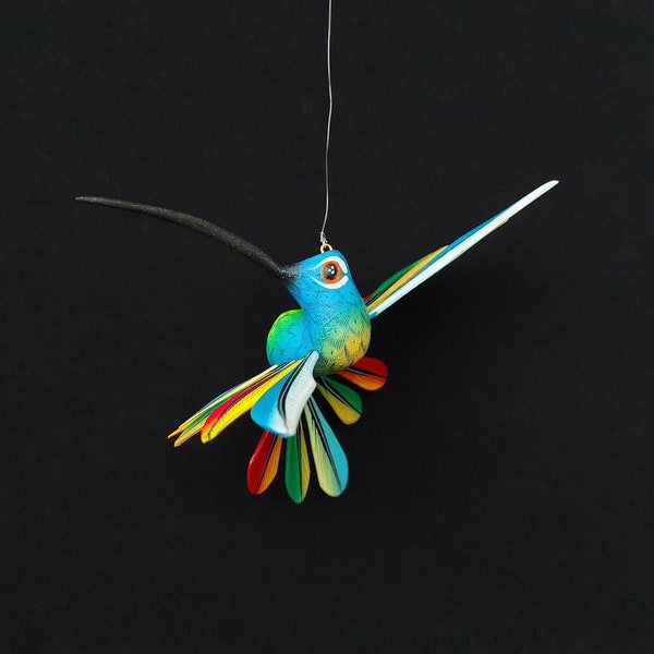 Precioso alebrije de colibrí colgante tallado en madera oaxaqueña. arte popular mexicano