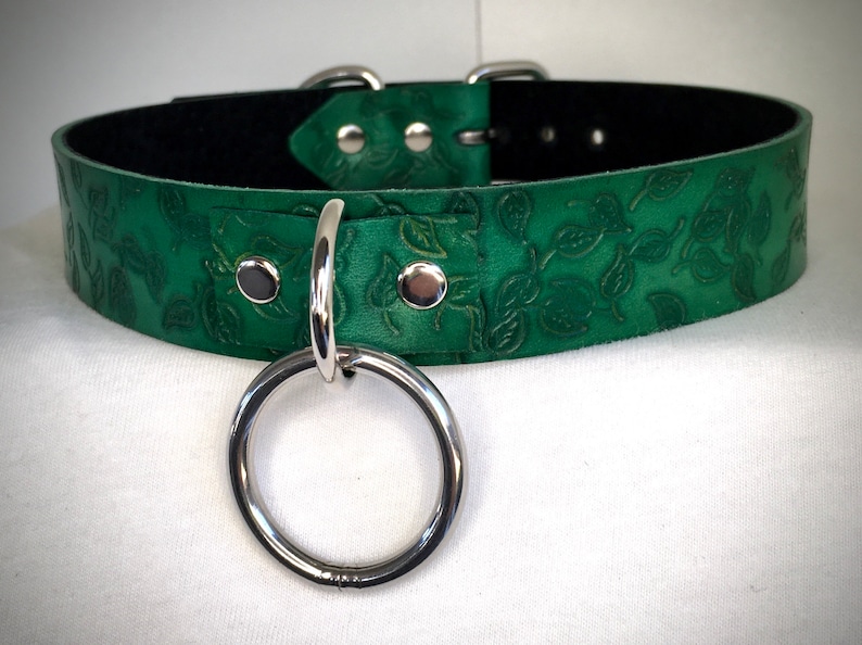 Handgefertigtes Grünes Leder Blatt Muster BDSM Kink Collar Choker Pet Play erhältlich in mehreren Hardware Farben Bild 8