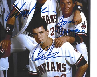 Könnte beinhalten: Ein Foto von drei Männern in Baseball-Uniformen, jeweils mit einer Unterschrift. Die Trikots sind weiß mit "INDIANS" auf der Brust und der Nummer 22 oder 99. Die Uniformen haben rote und marinefarbene Akzente.