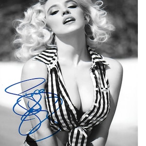 Really Talented Actress SYDNEY SWEENEY Very Nice Signed 8x10 Photograph