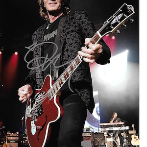 Pop Music Hit Maker RICK SPRINGFIELD Nicely Autographed 8x10 Concert Pic