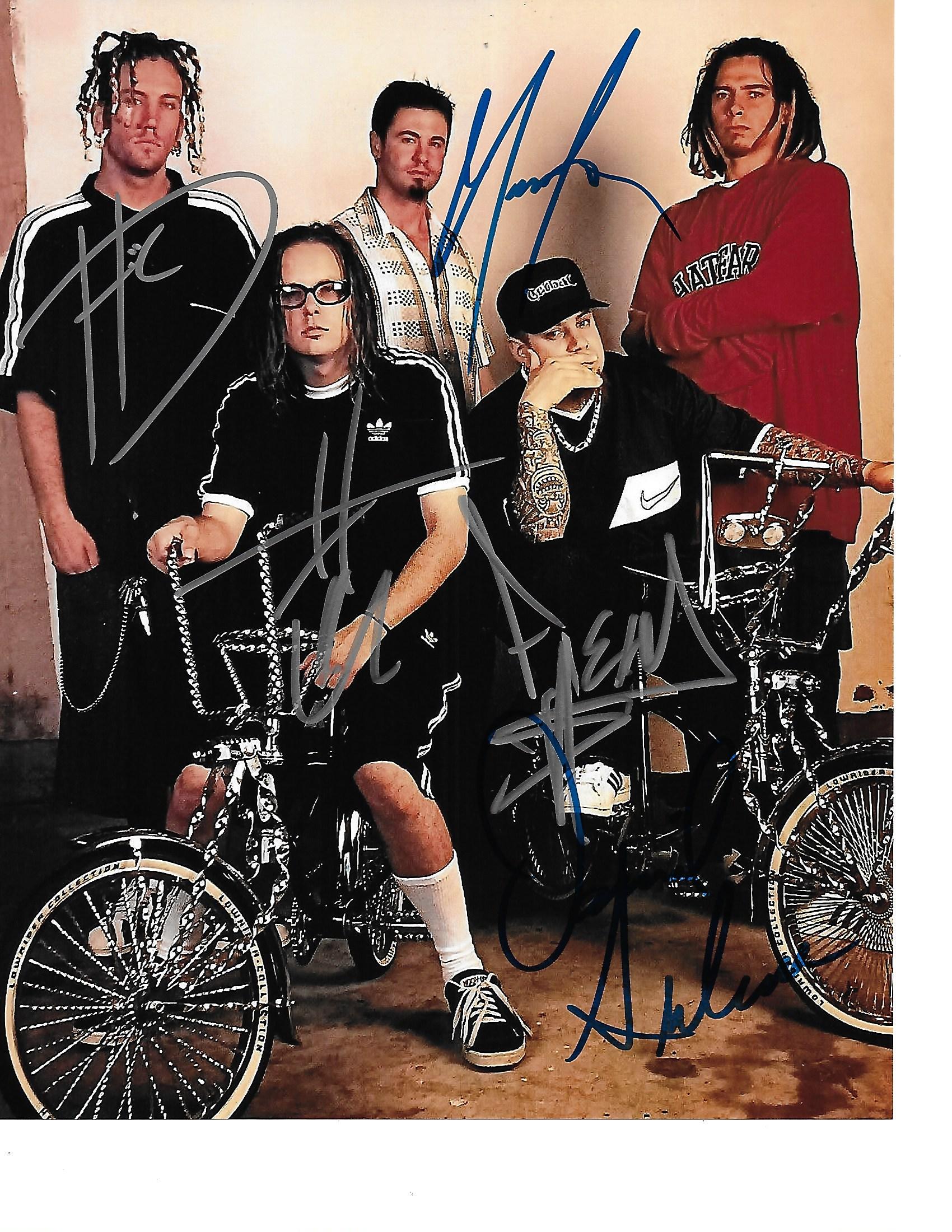 スーパーメタルバンドのサイン入り（KORN）8x10プロモーション写真