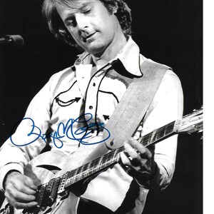 Rock N&#39; Roll Legendary Musician Singer and Songwriter ROGER MCGUINN Autographed 8x10 Concert Pic