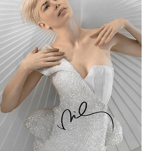 Beautiful and Talented Actress MICHELLE WILLIAMS Nicely Signed 8x10 Photo