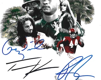Könnte beinhalten: Eine Collage mit Charakteren aus dem Film "Forrest Gump", darunter Tom Hanks mit einer "Gump"-Mütze. Das Bild hat mehrere Signaturen in blauer und schwarzer Tinte. Palmen sind im Hintergrund, und ein Footballspieler rennt.