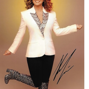 Country Music Singer and Awesome Songwriter SHANAI TWAIN Signed 8x10 Pic