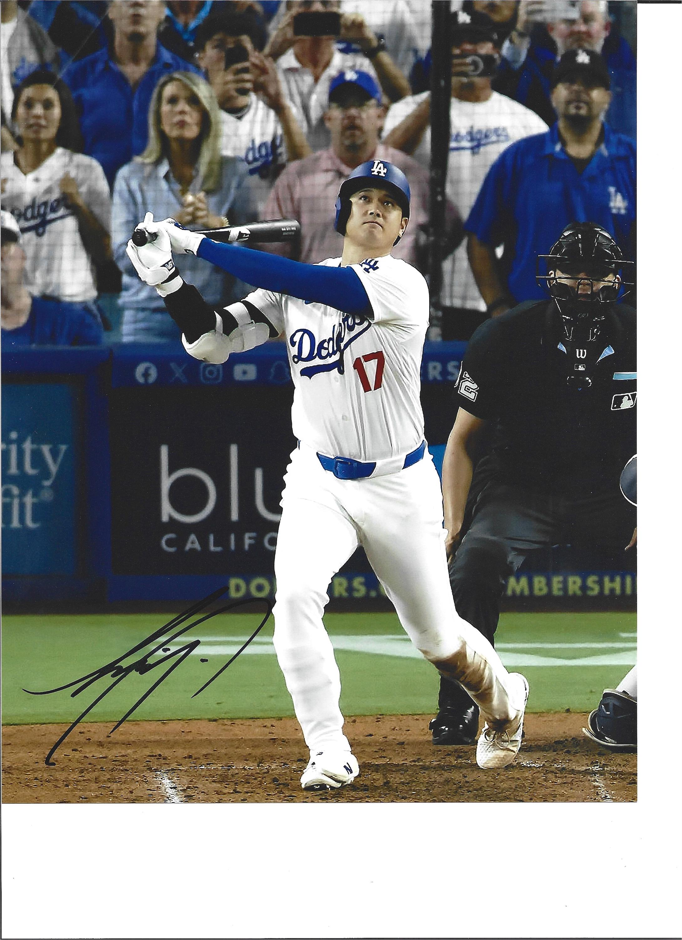 現代の偉大な打者の一人、大谷翔平のサイン入り8x10試合当日の写真 