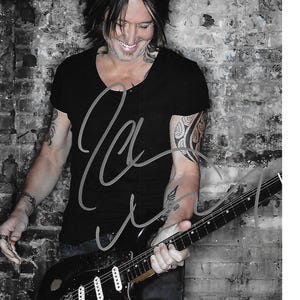 Awesome Talented Musician KEITH URBAN Great Looking Signed 8x10 Pic