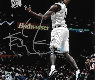 Könnte beinhalten: Ein Basketballspieler in weiß-schwarzer Uniform, in der Luft, kurz davor, den Ball zu dunken. Das Trikot hat die Nummer 1. Der Hintergrund zeigt eine Anzeigetafel mit der Zeit und dem Viertel sowie das Budweiser-Logo.