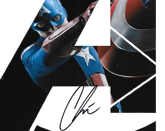 Könnte beinhalten: Ein Schwarzweißbild von Captain America, einem Superhelden aus Marvel Comics, der sein charakteristisches Kostüm trägt. Er hält seinen Schild in seiner rechten Hand und blickt nach links. Das Bild ist mit "Chris" in schwarzer Tinte signiert.