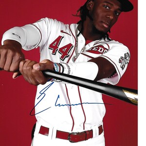 Fotografía de día de juego firmada en 8 x 10 por la joven superestrella del béisbol Elly De La Cruz