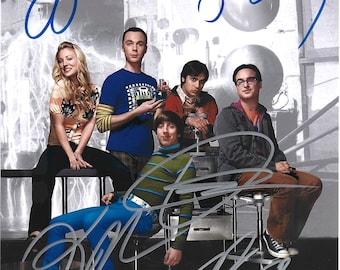 Signiertes 8x10-Promofoto der Darsteller der langjährigen TV-Comedy-Serie „The Big Bang Theory“.