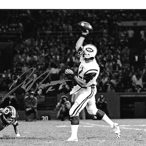 Super Nicely Superstar Quarterback JOE NAMATH 8x10 Great Looking Game Day Pic