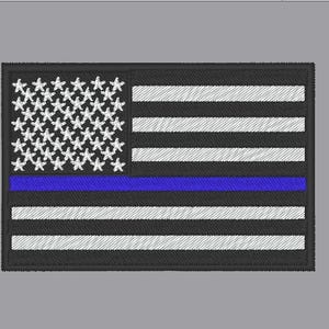 Può includere: Toppa ricamata con il design della bandiera americana con una linea blu. La bandiera ha stelle bianche su sfondo nero nell'angolo in alto a sinistra, con strisce bianche e nere e una striscia blu al centro.
