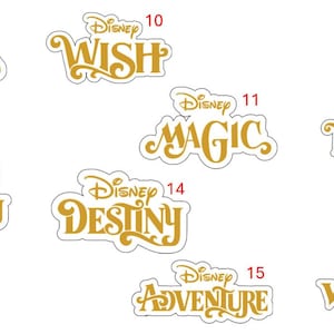 Pu&ograve; includere: Una collezione di adesivi con parole a tema Disney. Ogni adesivo presenta una parola in un carattere dorato e ornato con un contorno blu. Le parole includono "Dream", "Wish", "Magic", "Treasure", "Fantasy", "Destiny", "Adventure" e "Wonder".