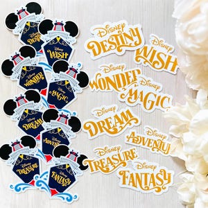 Pu&ograve; includere: Una collezione di adesivi a tema Disney. Alcuni adesivi presentano un design di nave con orecchie di Topolino, mentre altri mostrano parole come "Destiny", "Wish" e "Wonder" in un font stilizzato. Gli adesivi sono nei toni del blu, rosso e oro.