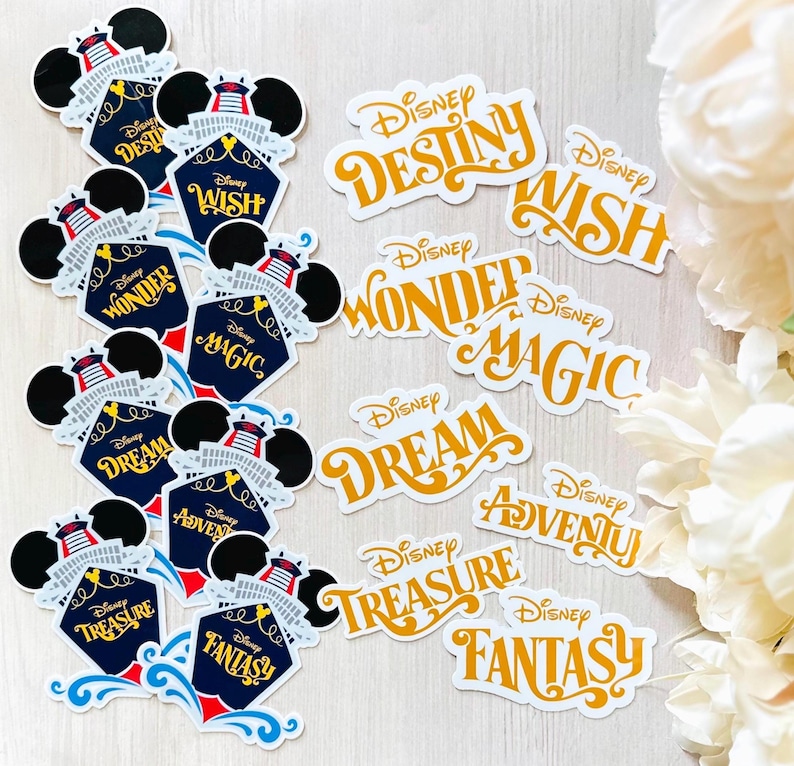 Pu&ograve; includere: Una collezione di adesivi a tema Disney. Alcuni adesivi presentano un design di nave con orecchie di Topolino, mentre altri mostrano parole come "Destiny", "Wish" e "Wonder" in un font stilizzato. Gli adesivi sono nei toni del blu, rosso e oro.